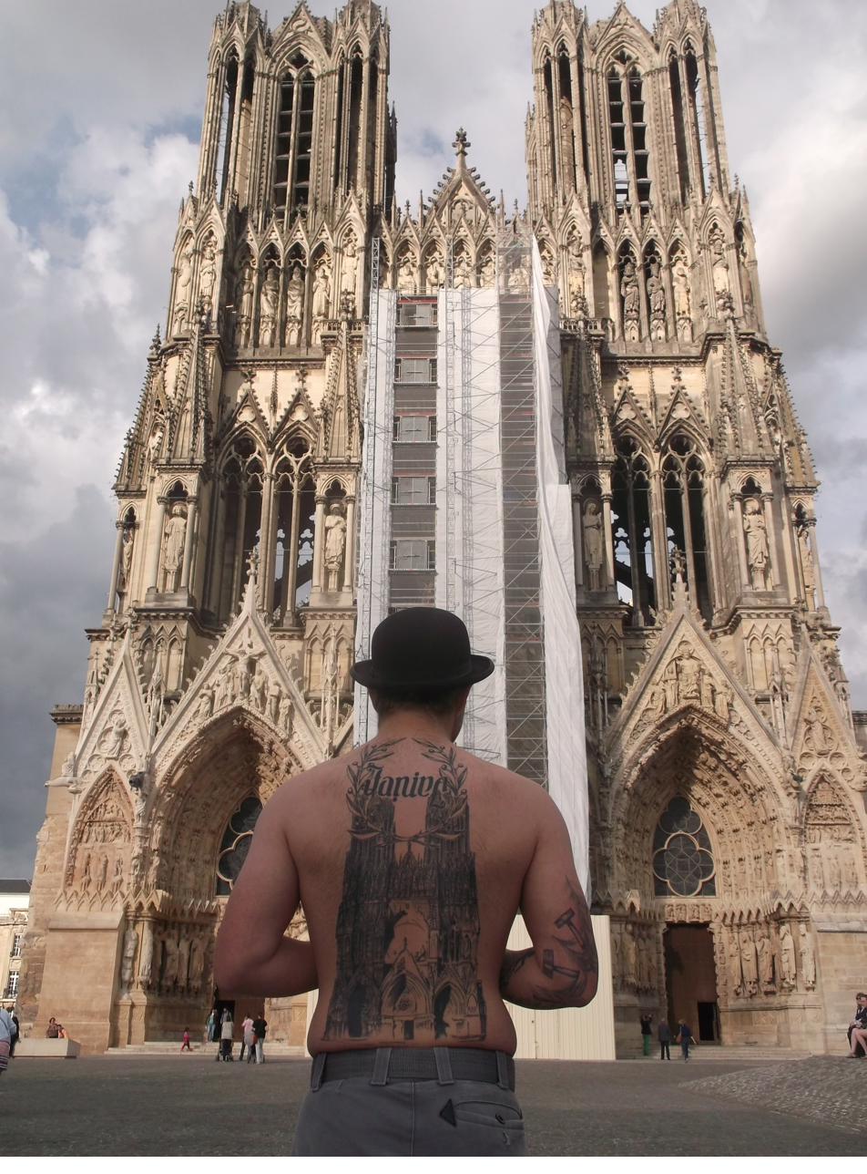 Vor einer historischen Kathedrale