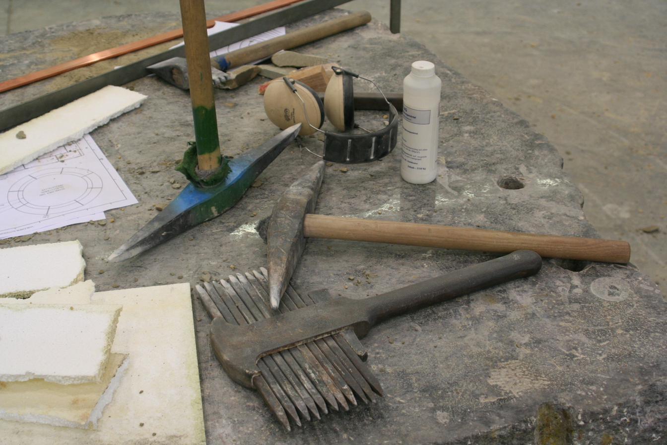 Steinmetzwerkzeug auf Naturstein