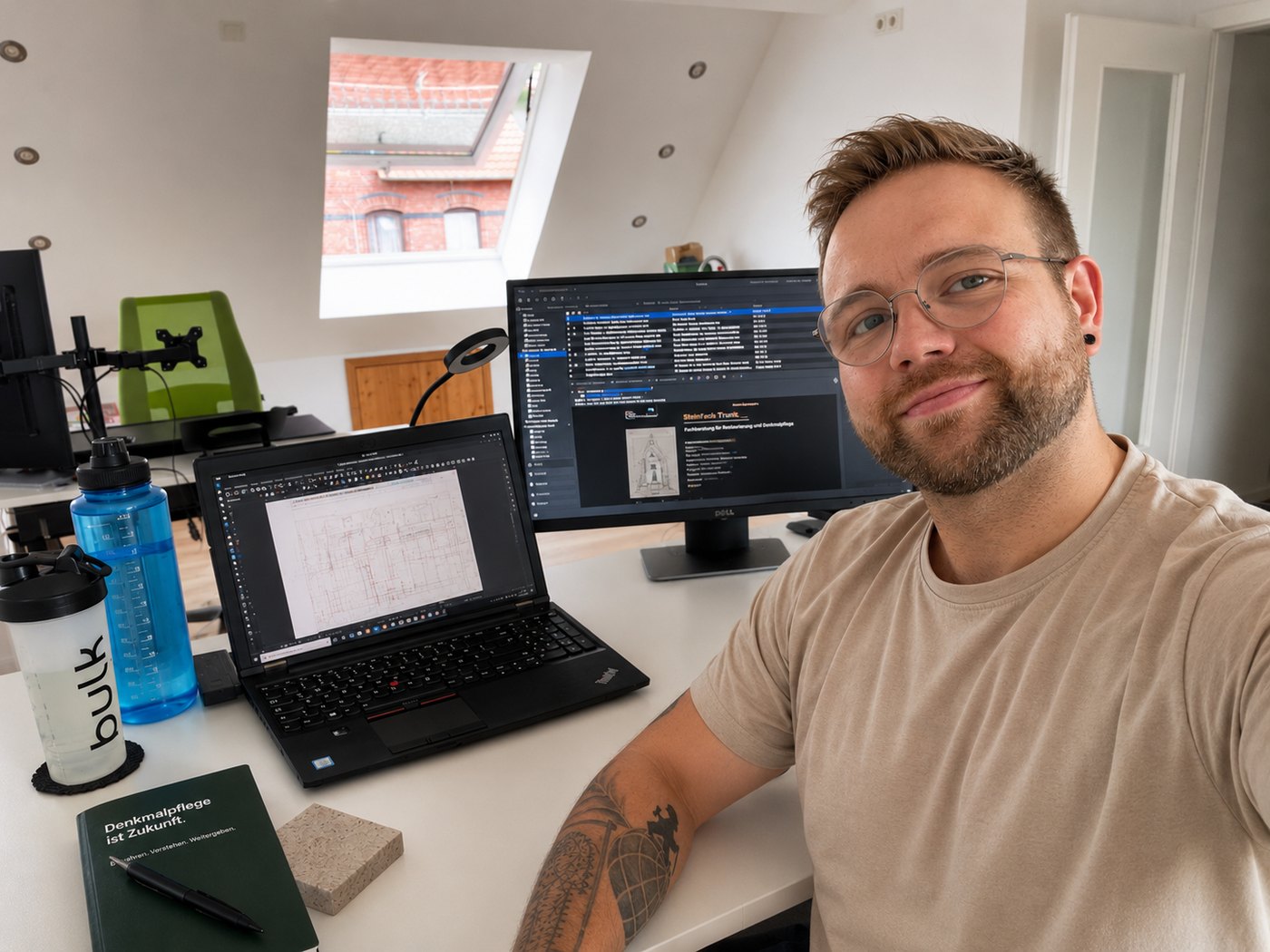 Alexander Trunk bei der Schadenskartierung am CAD-Arbeitsplatz