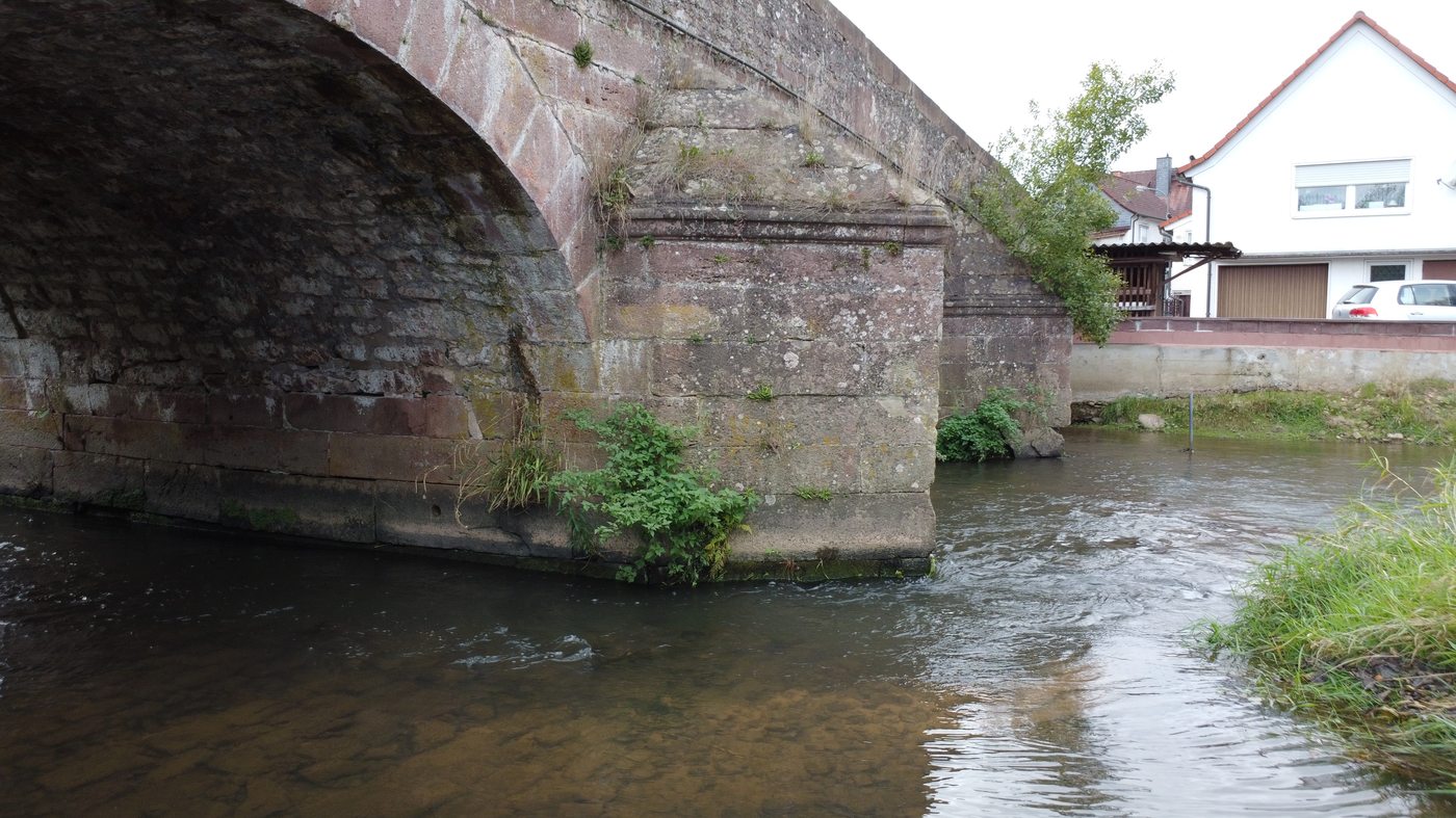 Freiliegendes Fundament Sinnbrücke — Schadensnachweis