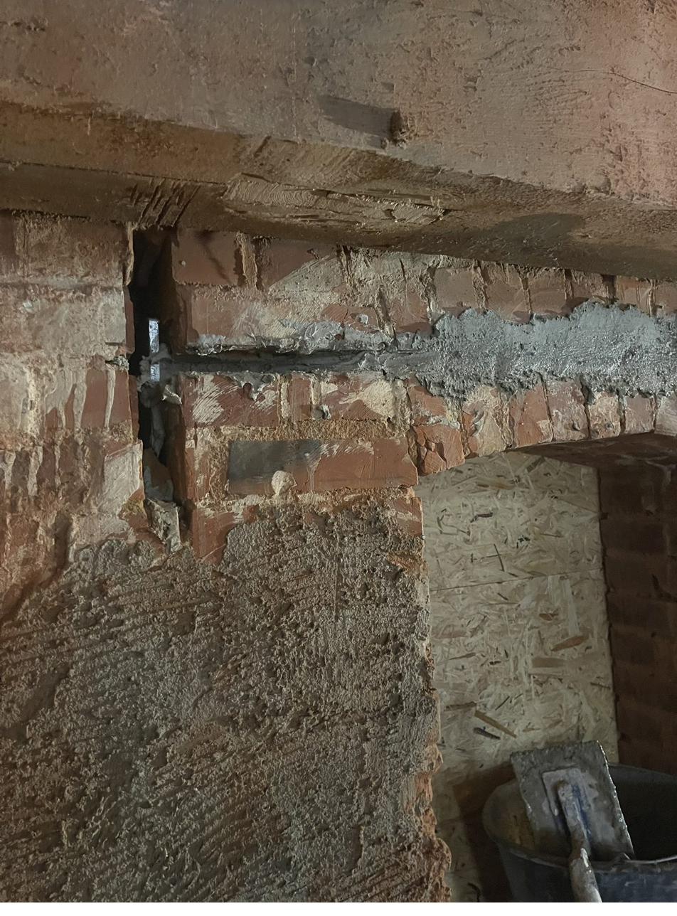 Instandsetzungs-Detail: Mörtel und Anker im Natursteinmauerwerk