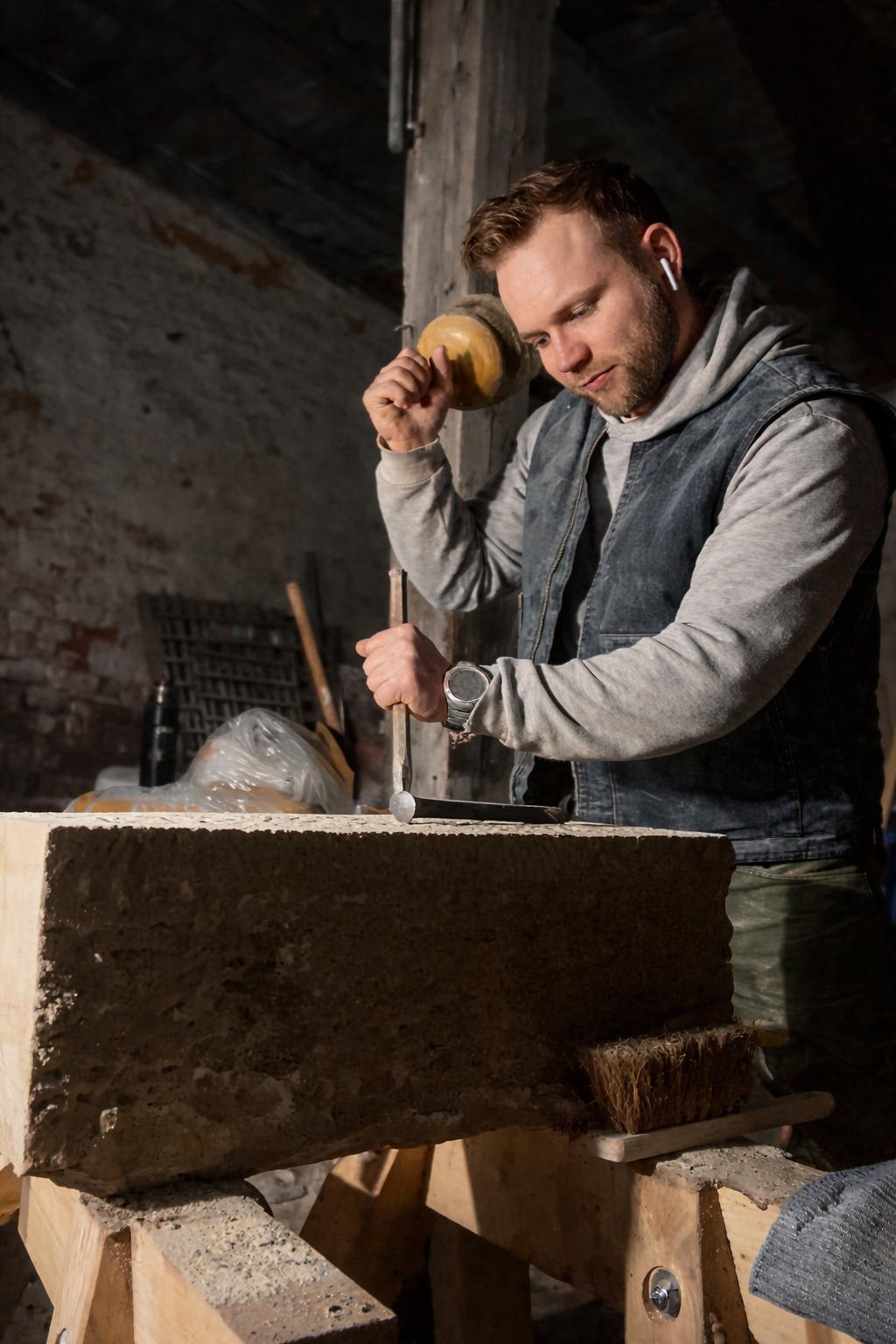 Alexander Trunk bei der Arbeit am Buntsandstein