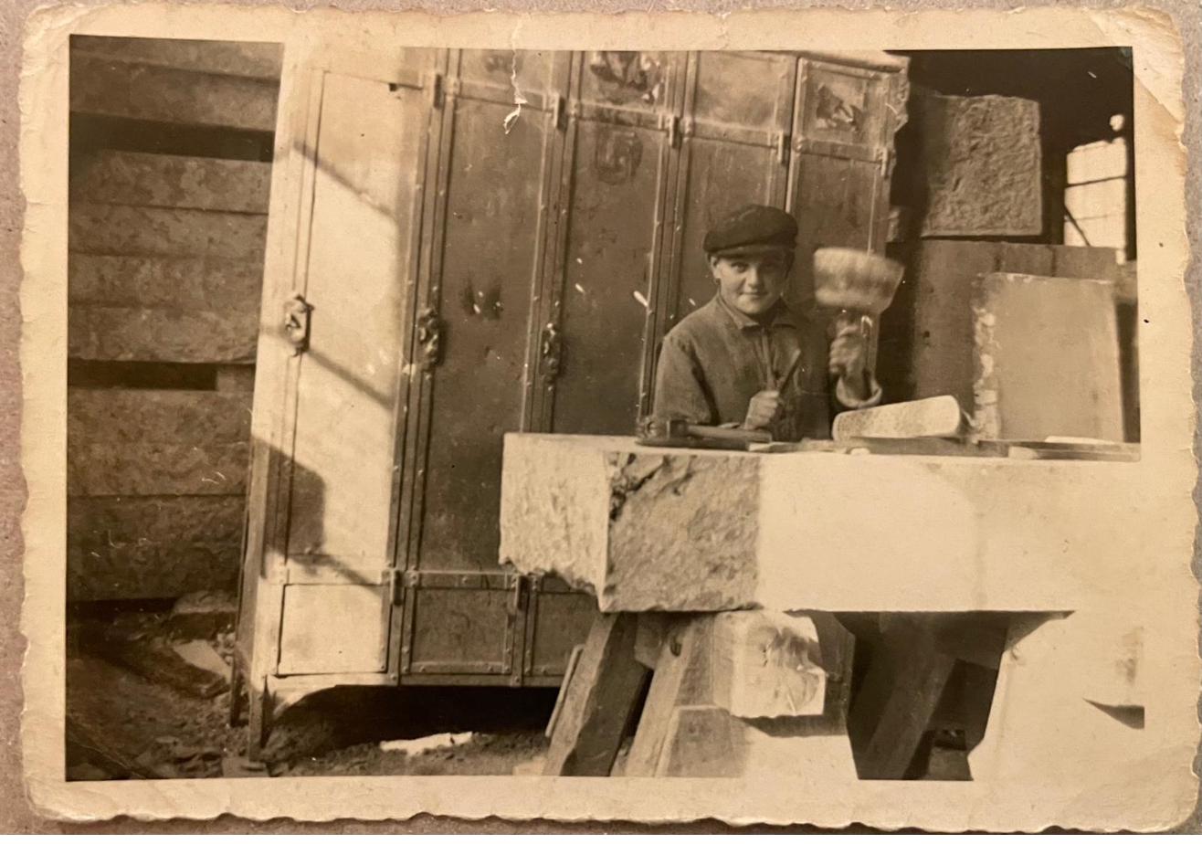 Großvater bei der Steinmetzarbeit, historische Aufnahme
