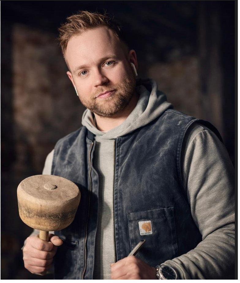Alexander Trunk, Steinmetz- und Steinbildhauermeister, bei der Arbeit am Naturstein